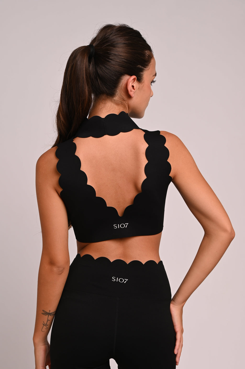 Top Cloud cuello alto negro